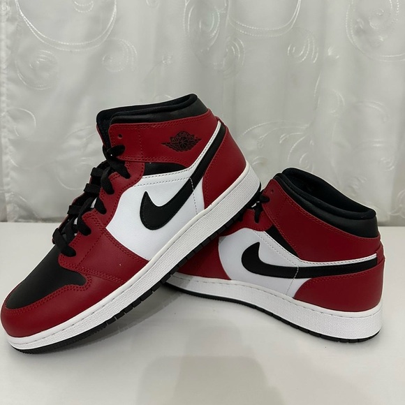 Nike Jordan 1 Mid Chicago Black Toe (GS) - Picture 1 of 3